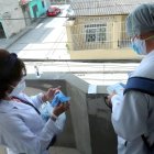Los médicos en el proceso de realización de una prueba de COVID-19.
