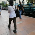 En la avenida 9 de Octubre y Chile se ve que faltan baldosas en la vereda.