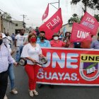 Con carteles y caceroas, los maestros se apostaron en los exteriores del colegio Vregeles.
