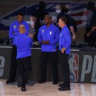 Los árbitros programados para el partido de los Orlando Magic- Milwaukee conversan ante la ausencia de los jugadores