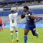 Roberto Ordóñez celebra el primer tanto de la victoria de Emelec ante Liga de Portoviejo.