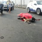 El cuerpo del fallecido quedó tendido sobre la calzada del puente de la Unidad Nacional.