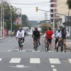 Atención. Los ciclistas recomiendan mirar a todos lados y estar atentos a las señales de tránsito antes de cruzar una vía.