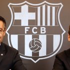 La importancia de Lionel Messi en Barcelona supera incluso la presencia del presidente del club, Josep Maria Bartomeu (i).