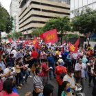Maestros salieron a protestar por sueldos impagos.