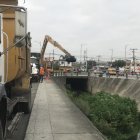 Maquinaria retira los materiales que obstruyen los canales.