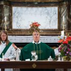 ESTOCOLMO. La sacerdote Sandra Signarsdotter (derecha) y la diácono Ingrid El Qortobi, ofrecen el servicio dominical en la iglesia Gustaf Vasa.