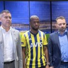 Enner Valencia (c) durante su presentación oficial como nuevo jugador del club turco.