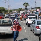 El tráfico en la avenida Francisco de Orellana es común. En los semáforos no solo los comerciantes ofrecen productos.