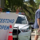 Una persona sale de un centro de pruebas de coronavirus en Miami, Florida, Estados Unidos.