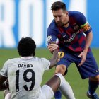 Lionel Messi (d) y Alphonso Davies (i) forman parte del equipo de la temporada de la Champions League.