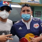Jefferson Montero (i), futbolista ecuatoriano que milita en el fútbol inglés, está de paso por Guayaquil.