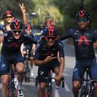 Richard Carapaz (c) es uno de los favoritos para ganar el Tour de Francia.