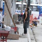 Un grupo de albañiles labora en una calle del centro de Guayaquil protegidos con mascarillas, como parte de las medidas para evitar contagios de Covid-19 en el trabajo.