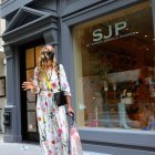 La actriz de " Sexo en la ciudad" camina fuera de su tienda de zapatos en Manhattan.