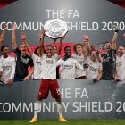 Los jugadores del Arsenal celebran el cetro luego de superar al Liverpool.