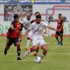 Jairo Rodríguez (8) disputa el balón con Muriel Orlando (9).