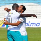 Moisés Corozo (i) recibe la felicitación de Junior Sornoza tras marcar el segundo gol de Liga de Quito ante Orense.