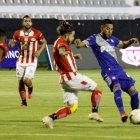 Robert Burbano (c) está muy lejos del nivel mostrado el año anterior en Delfín. Emelec sigue cuesta abajo.