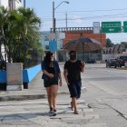 Las temperaturas altas y los rayos del sol que caen directamente obligan a los guayaquileños a usar sombrillas para protegerse.