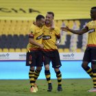 Damián Díaz (c), es felicitado por Emmanuel Martínez (i) luego de marcar el primer tanto de Barcelona.