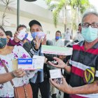 Reclamo. Un grupo de pacientes del IESS muestran las cajas vacías de las medicinas que no reciben.