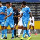 El zaguero Kevin Minda (c) fue la figura de la Universidad Católica al anotar un doblete.