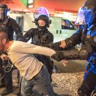 PORTLAND. La policía retiene a un hombre que estaba con la víctima de un tiroteo fatal la noche del sábado.