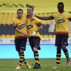 Damián Díaz, volante amarillo, es felicitado luego de abrir la cuenta ante Olmedo en el Monumental.