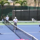 Los jueces de uno de los partidos jugados en Ballenita dan instrucciones a los jugadores por seguridad.