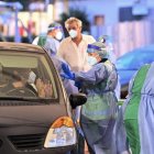 Un médico realiza pruebas de hisopado a los pasajeros de barcos que llegan de Cerdeña, en el puerto de Civitavecchia, cerca de Roma, capital de Italia.