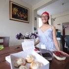 Nahomi con algunos de los productos realizado en su hogar.