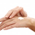 Es importante mantener la hidratación de las manos para evitar grietas.