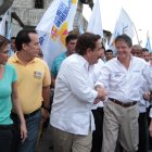 El entonces candidato presidencial Guillermo Lasso saluda con el entonces alcalde de Guayaquil, Jaime Nebot, en el marco de la contienda electoral del 2013 en la que CREO y PSC llegaron a un acuerdo electoral. La relación luego se rompió.