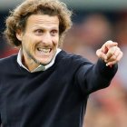 Diego Forlán, gloria del balompié uruguayo, fue destituido del banquillo de Peñarol.