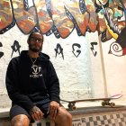 Sebastián, de 34 años, impartía clases de skateboarding a niños para su posterior incursión al surf. La pandemia lo detuvo.