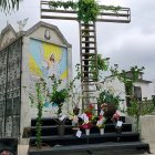 La cruz. Mide doce metros y está ubicada en la puerta de ingreso del cementario del cantón.