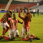 Los jugadores de Técnico Universitario se quedaron con diez desde el minuto 48 por la expulsión de Iván Zambrano.