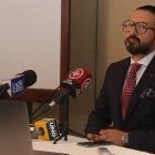 Juan Francisco Ospina, defensor de Karina Cadena, en una rueda de prensa en Guayaquil.