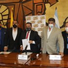 El presidente nacional de AME, Raúl Delgado (centro) flanqueado por los alcaldes Dalton Narváez, de Durán, y Edson Alvarado, de Santa Lucía.