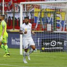 El delantero uruguayo Rodrigo Aguirre ejecutó con mucha frialdad el penal a favor de los albos.