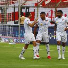 Rodrigo Aguirre (d), delantero de Liga de Quito, celebra el tanto conseguido frente a Macará.