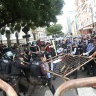 Hecho. Al momento que los participantes intentar estar cerca de la entra principal de la Gobernación, fueron bloqueados por policías.