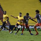 Emmanuel Martínez (c) se está convirtiendo en el nuevo grito de gol de Barcelona.