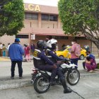 Solca.  En los exteriores de este centro hospitalarios, decenas de vendedores fueron retirados del sitio para evitar aglomeraciones.