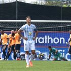 Los jugadores de la Católica celebran uno de los tantos mientras Michael Hoyos, del City, se lamenta.