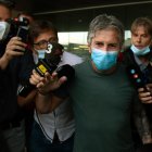 Jorge Messi, padre y agente del jugador, en una nube de periodistas tras la reunión con el presidente del FC. Barcelona.