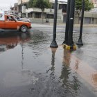 El daño de una tubería en las calles Maracaibo, entre Quito y El Oro, causa inconvenientes a conductores.