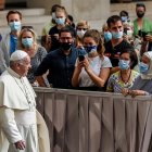 Papa Francisco saluda durante la primera audiencia con fieles tras seis meses debido a la pandemia del coronavirus, esta semana en El Vaticano.