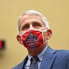 En la imagen un registro del doctor Anthony Fauci, el principal epidemiólogo de EE.UU., quien ha dicho que es posible que haya una vacuna disponible para ciertos grupos incluso antes de que acaben los ensayos clínicos. EFE/Kevin Dietsch/Archivo